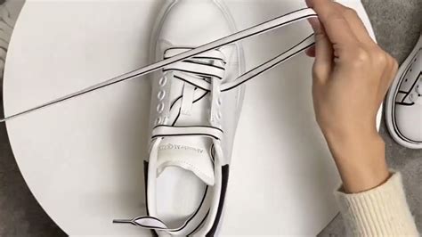 How to lace up the Alexander McQueen shoe （Many Ways）.